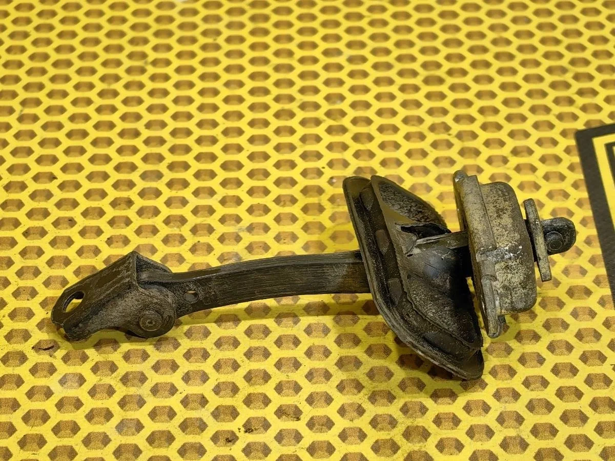 Ограничитель двери Nissan Qashqai 2011 82430JD000 J10 MR20DE, задний левый