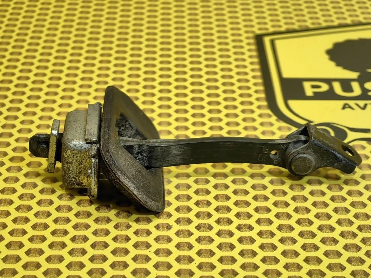 Ограничитель двери Nissan Qashqai 2011 82430JD000 J10 MR20DE, задний правый