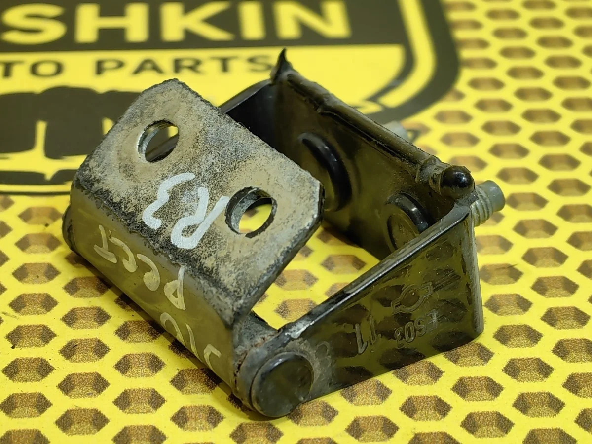 Петля багажника Nissan Qashqai 2011 90400AV730 J10 MR20DE