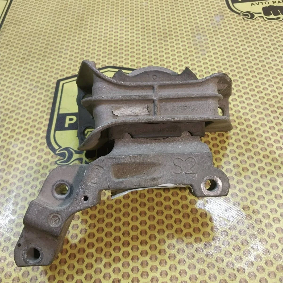 Опора ДВС Nissan Juke 2011 112101KA1A F15 HR, правая