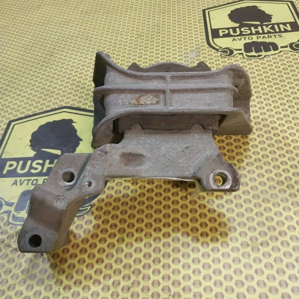 Опора ДВС Nissan Juke 2011 112101KA1A F15 HR, правая