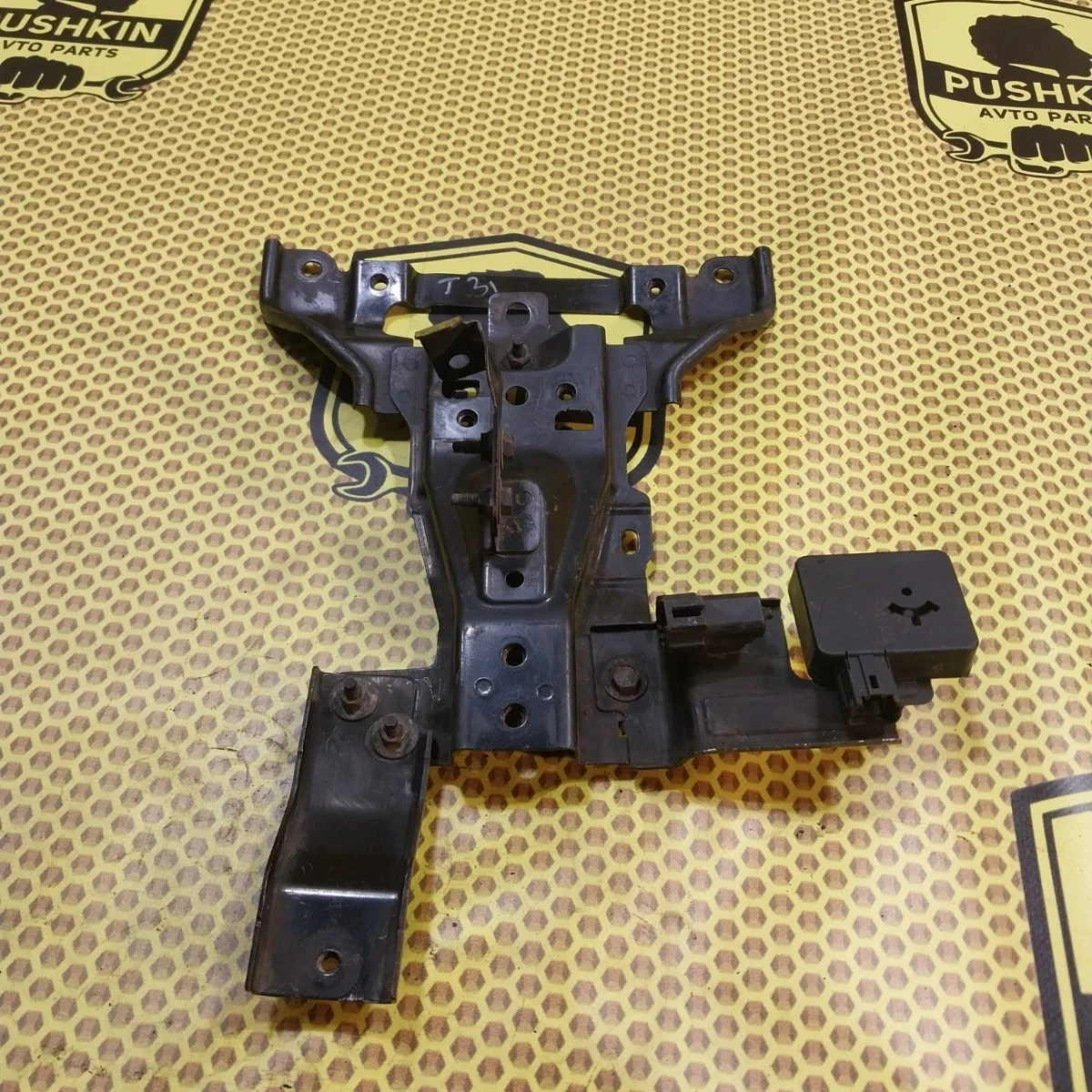 Часть тв панели Nissan Xtrail 2009 62550JG00B T31