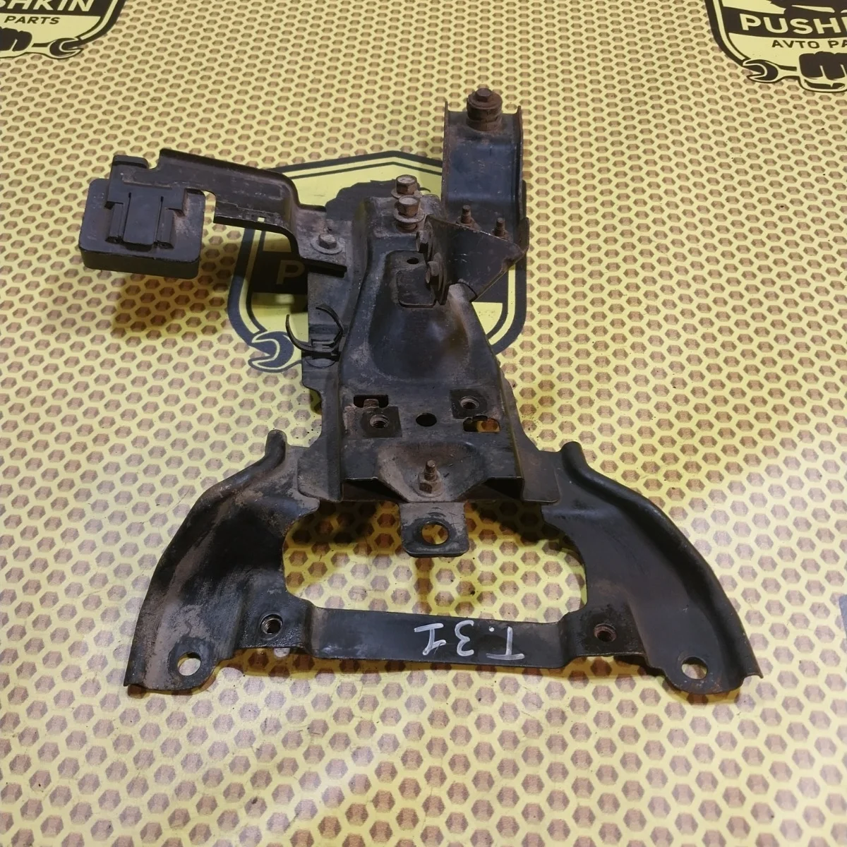 Часть тв панели Nissan Xtrail 2009 62550JG00B T31