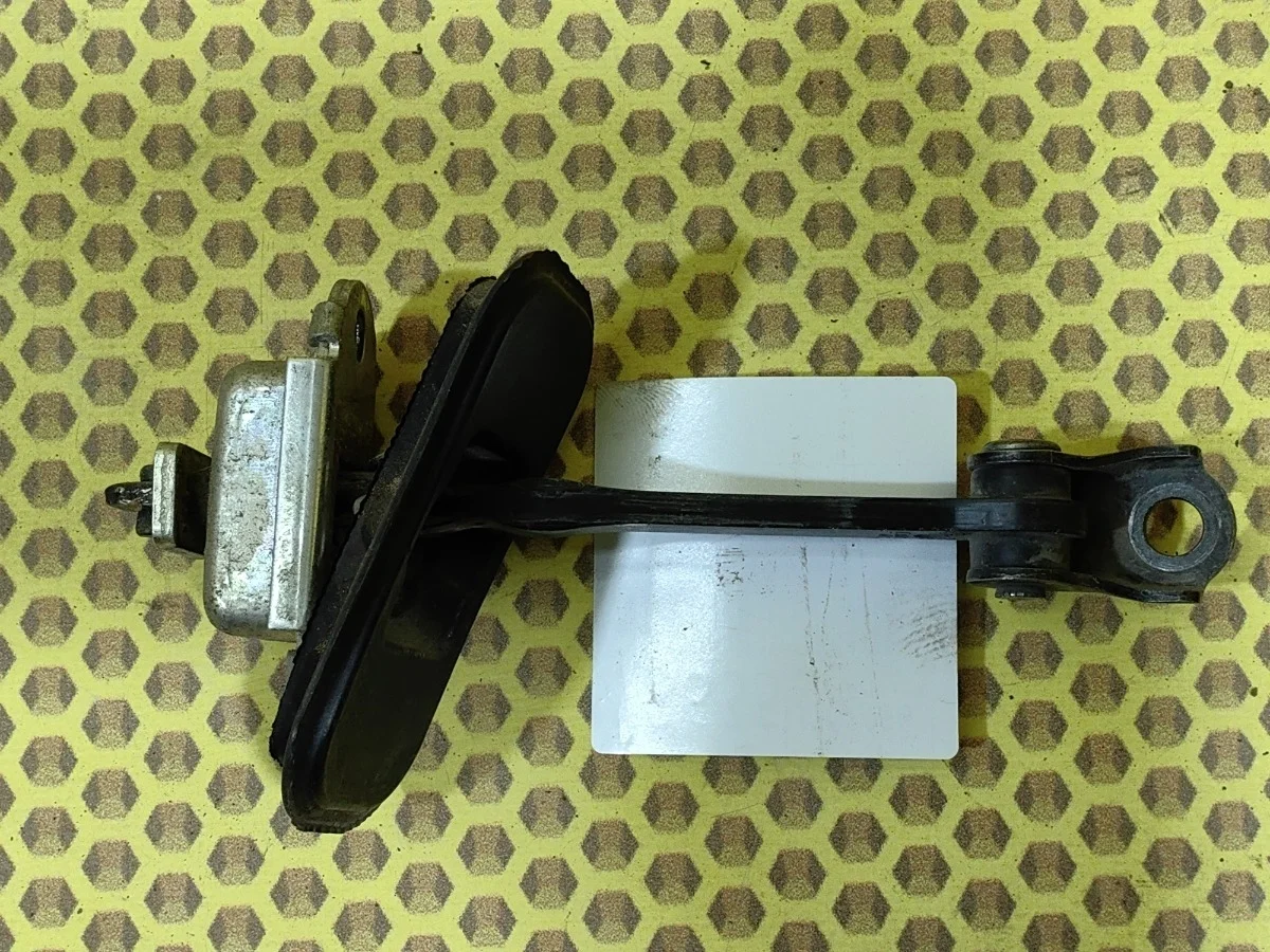 Ограничитель двери Nissan Qashqai 2010 82430JD000 J10 MR20DE, задний левый