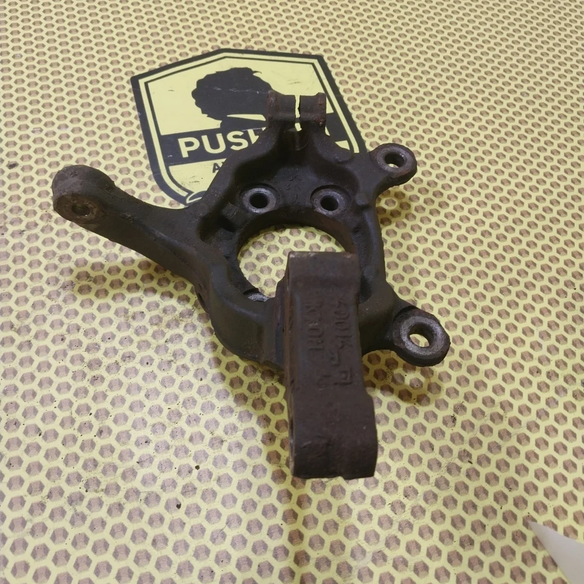 Кулак поворотный цапфа Nissan Juke 2011 400141KK0A F15, передний правый