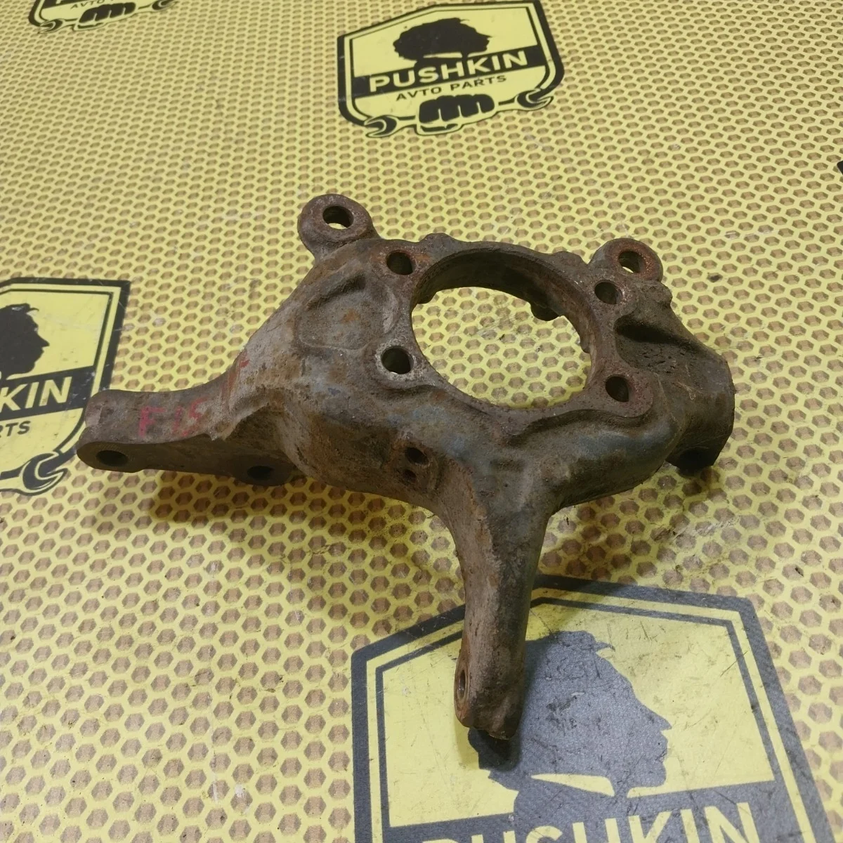 Кулак поворотный цапфа Nissan Juke 2011 400141KK0A F15, передний правый