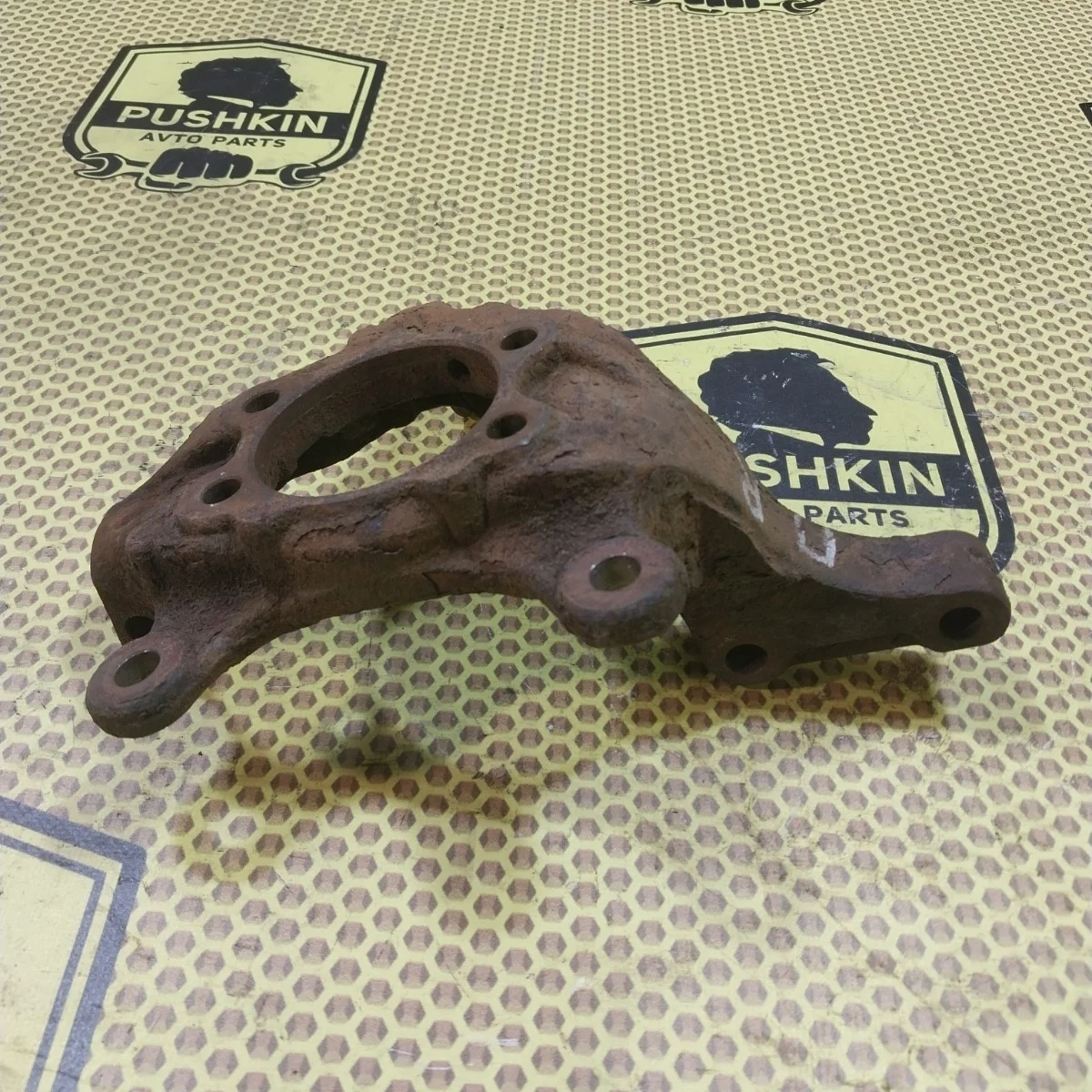 Кулак поворотный цапфа Nissan Juke 2011 400141KK0A F15, передний правый