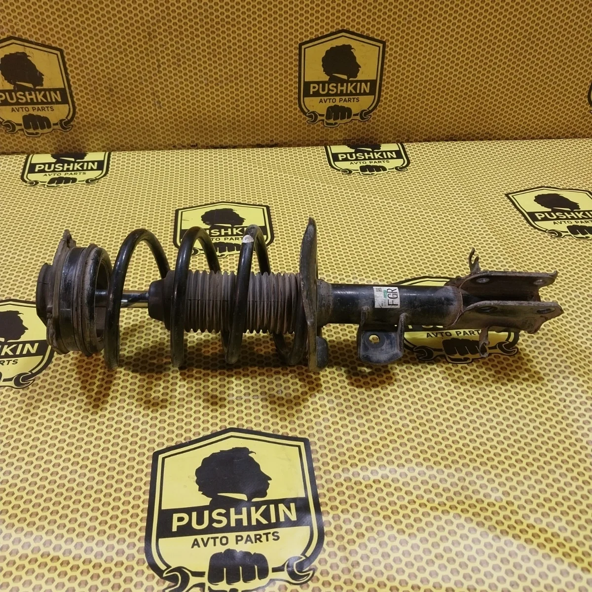 Амортизатор подвески Nissan Juke 2011 E43021KA1A F15, передний правый