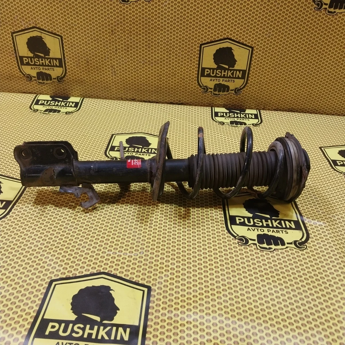 Амортизатор подвески Nissan Juke 2011 E43021KA1A F15, передний правый