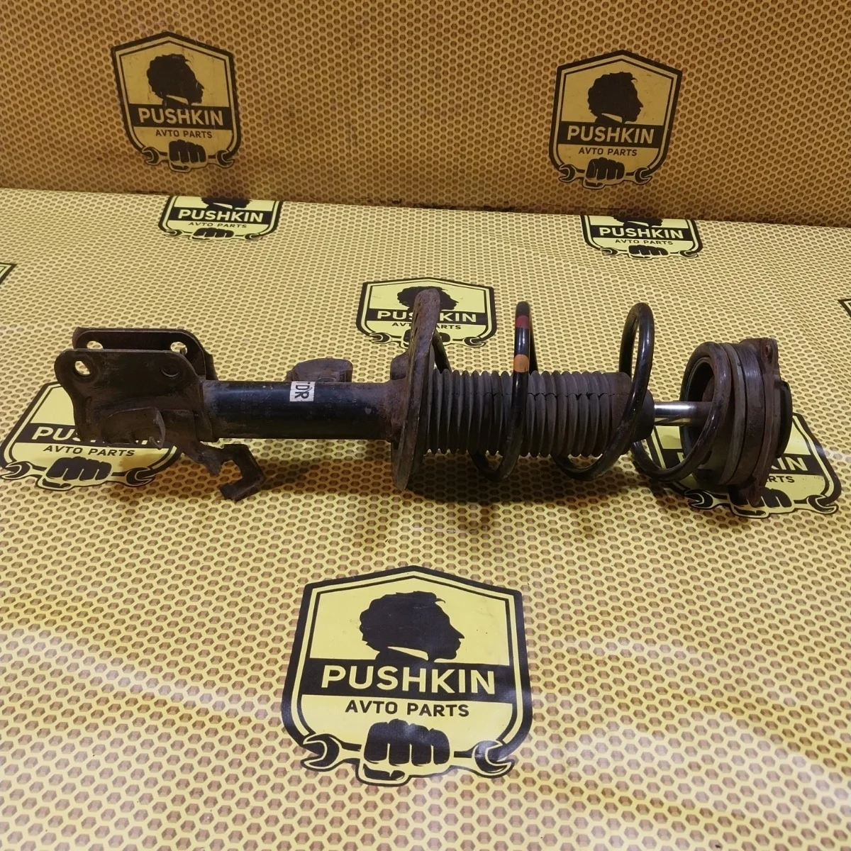 Амортизатор подвески Nissan Juke 2011 E43021KA1A F15, передний правый