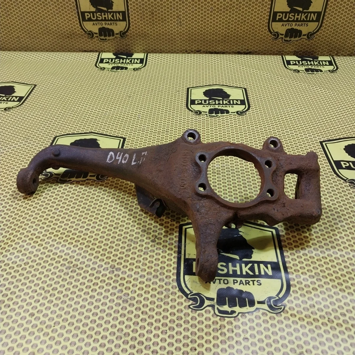 Кулак поворотный цапфа Nissan Navara 2009 400155X00C D40M, передний левый