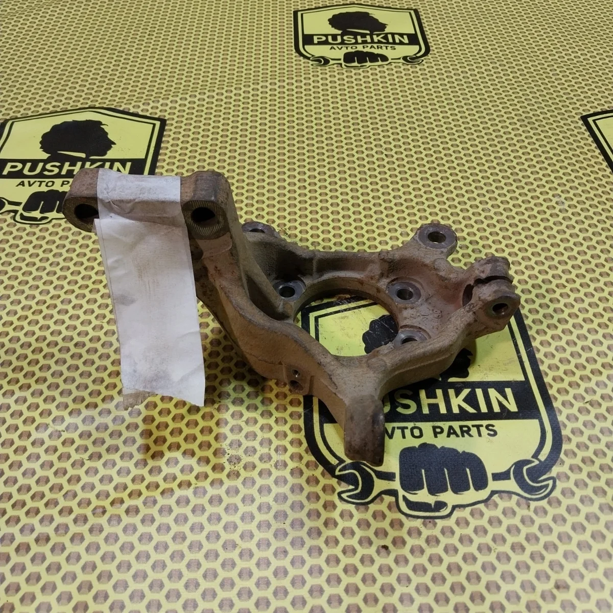 Кулак поворотный цапфа Nissan Juke 2011 400151KK0A F15, передний левый