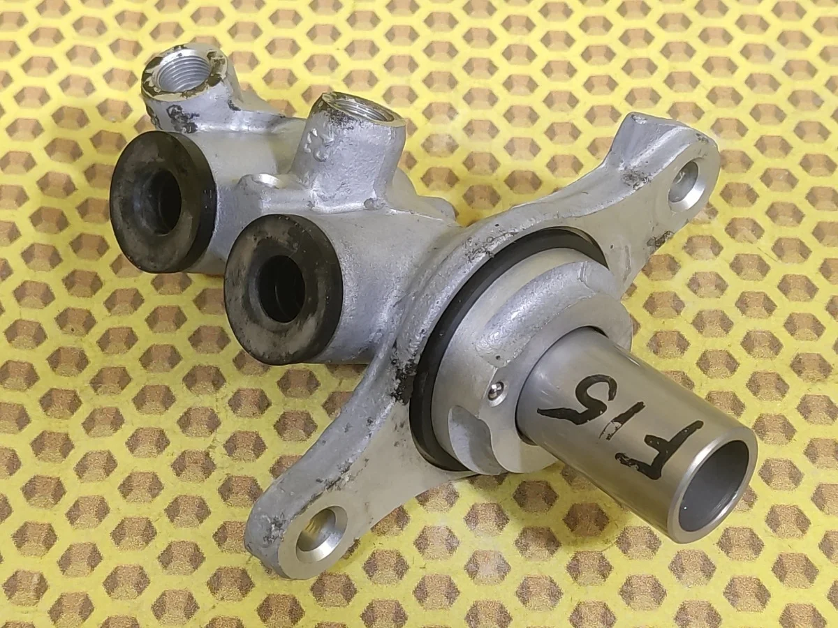 Главный тормозной цилиндр Nissan Juke 2013 460101KA0A F15 HR16DE