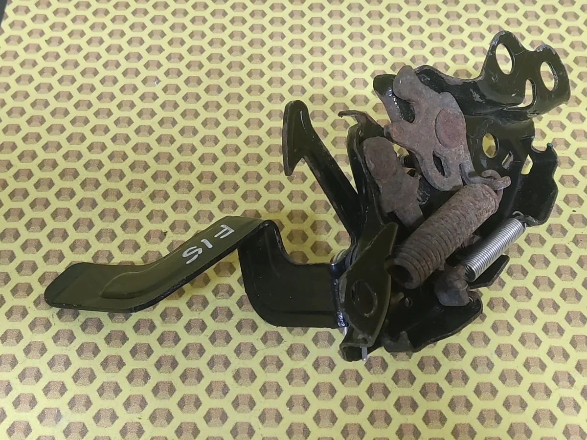 Замок капота Nissan Juke 2013 656011KA0A F15 HR16DE