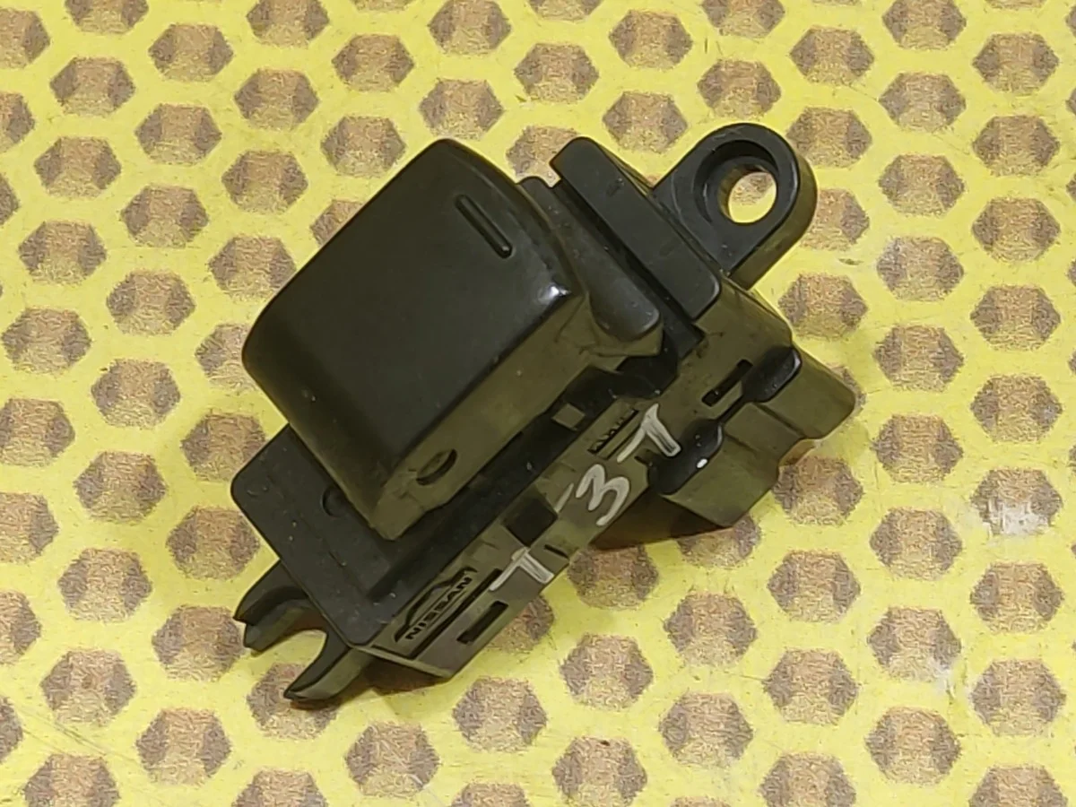 Кнопка стеклоподъемника Nissan X-Trail 2013 25411JG05A T31 MR20DE, задняя левая