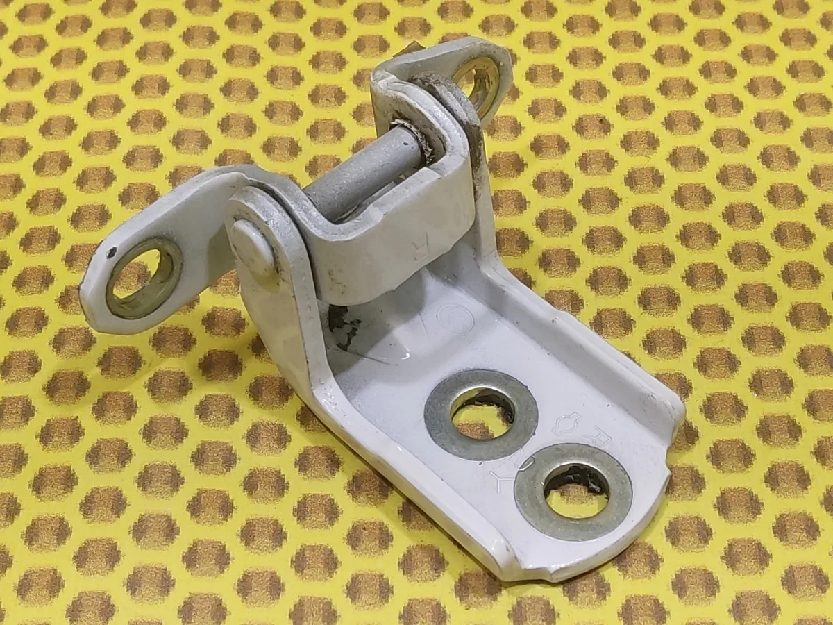 Петля двери задняя нижняя Nissan X-Trail 2013 824214P00A T31 MR20DE, левая