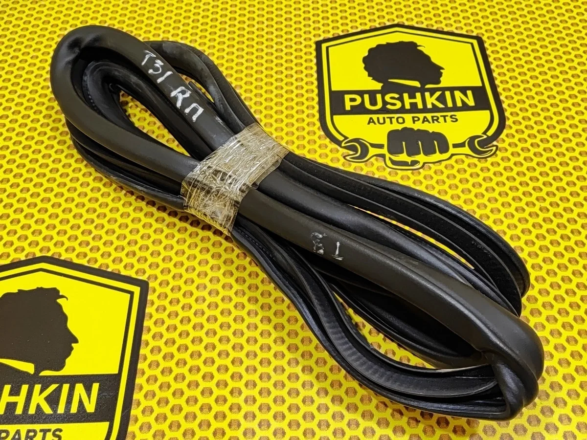 Уплотнитель на проем Nissan X-Trail 2013 76921JG00A T31 MR20DE, передний правый