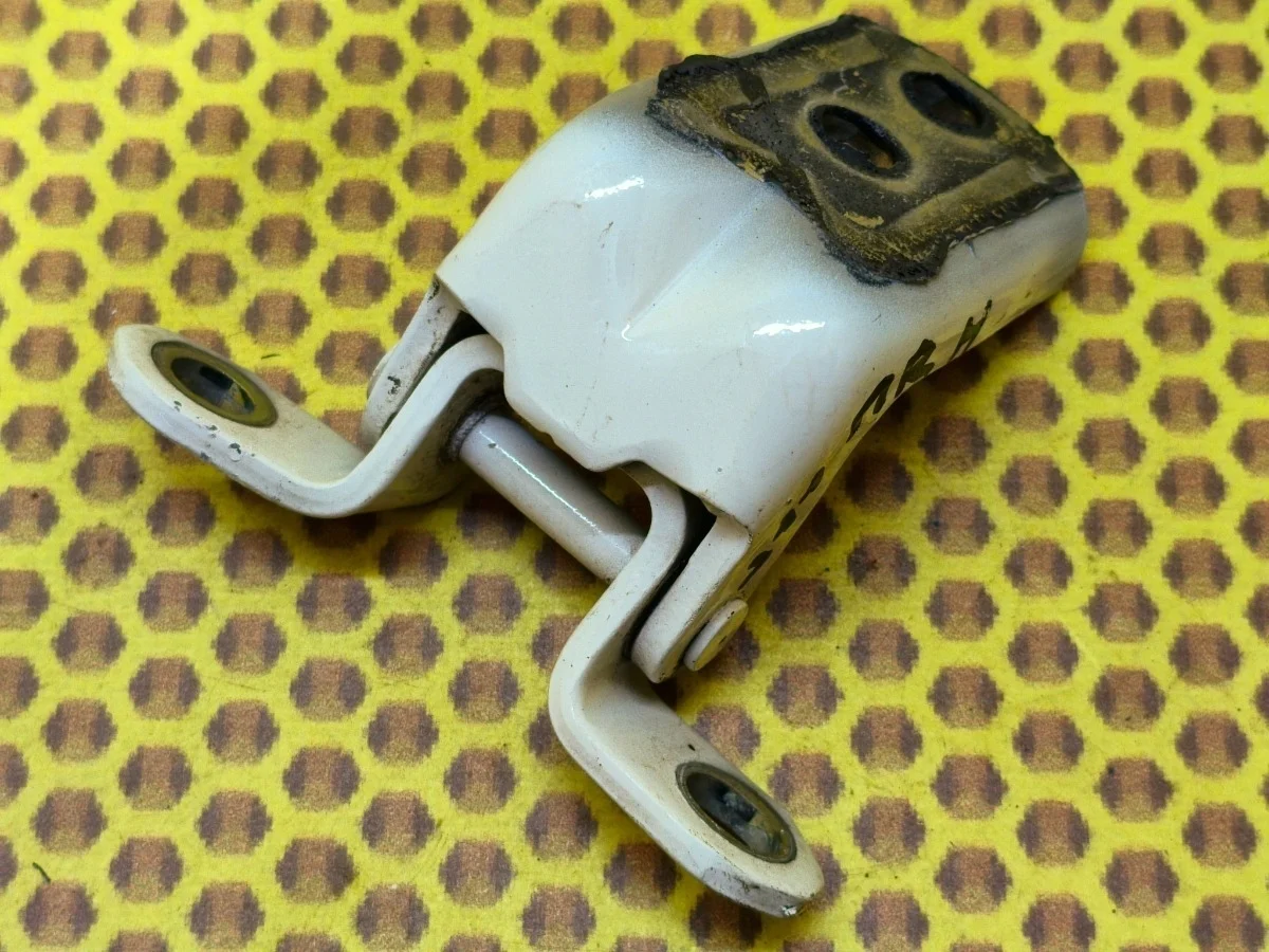 Петля двери передняя нижняя Nissan Qashqai 2018 824204EA0A J11 MR20DD, правая