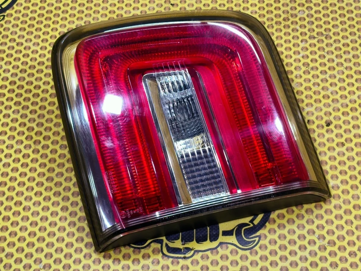 Фонарь крышки багажника Nissan Patrol 2013 265503ZD1B Y62 VQ56VD