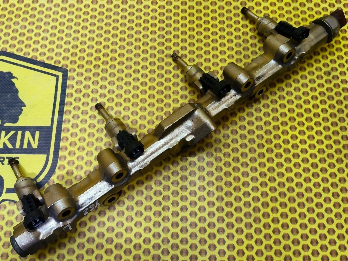 Рейка топливная Nissan Patrol 2013 175221LA0A Y62 VQ56VD, левая