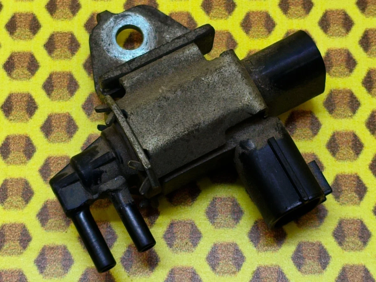 Клапан электромагнитный Nissan Pathfinder 2015 149558J10A R52 VQ35DE, левый