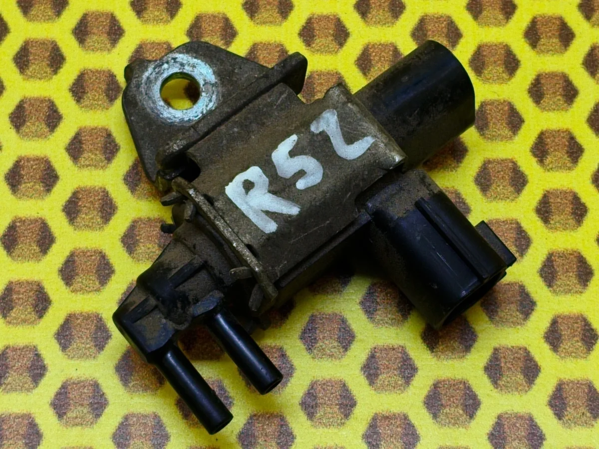 Клапан электромагнитный Nissan Pathfinder 2015 149558J10A R52 VQ35DE, правый