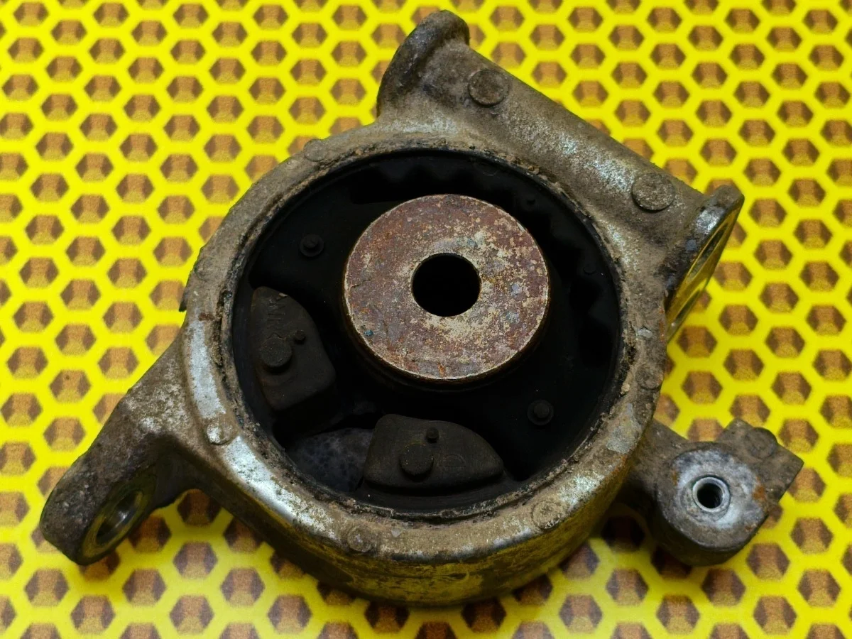 Опора двигателя Nissan Pathfinder 2015 113603KA0A R52 VQ35DE, задняя