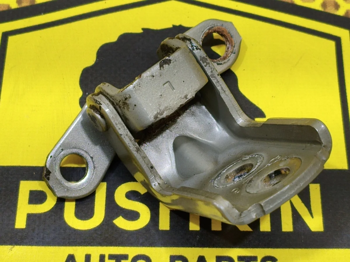 Петля двери передняя нижняя Nissan Almera 2015 82420ED00B G15 K4M, передняя правая