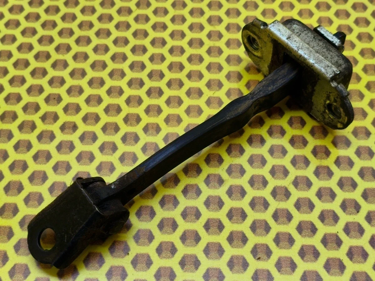 Ограничитель двери Nissan Qashqai 2008 82430JD000 J10 HR16DE, задний левый