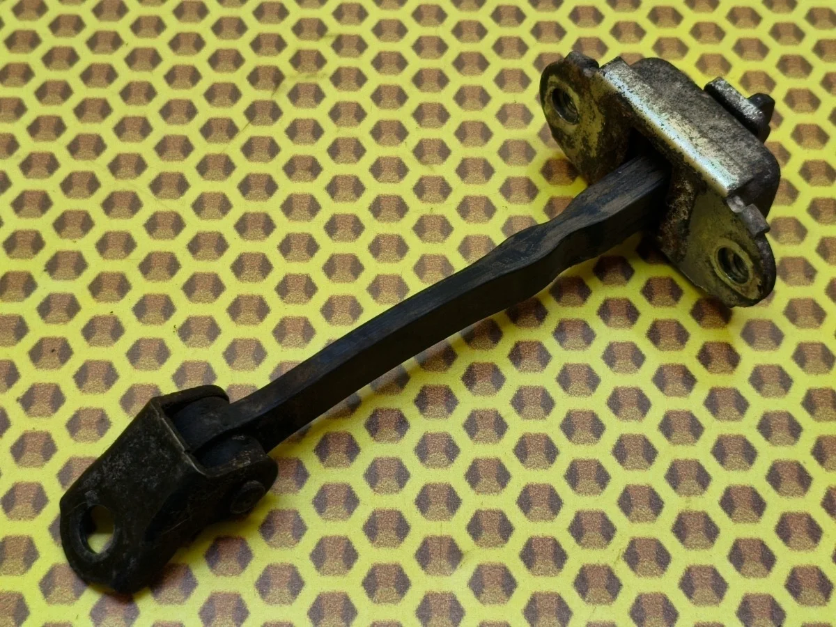 Ограничитель двери Nissan Qashqai 2008 82430JD000 J10 HR16DE, задний правый