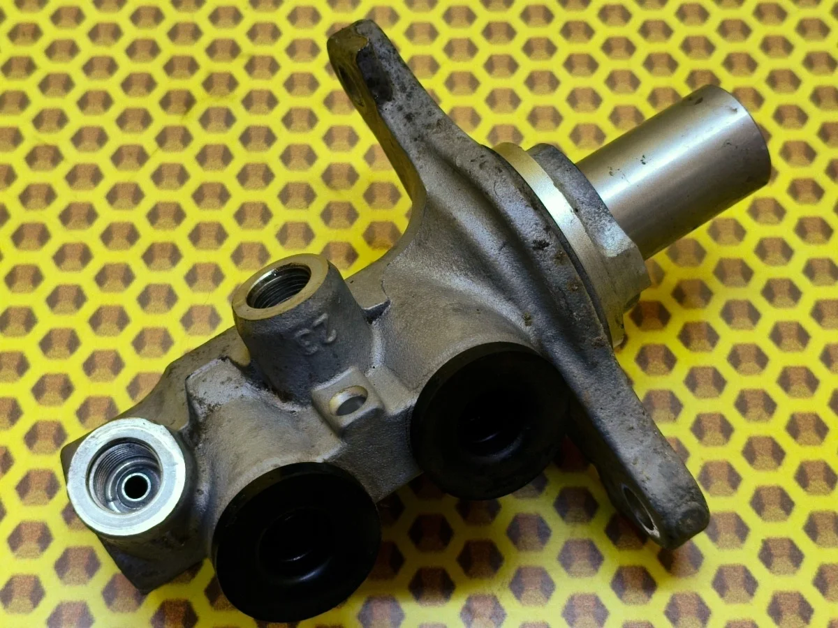 Главный тормозной цилиндр Nissan Juke 2011 460101KA0A F15 MR16DDT