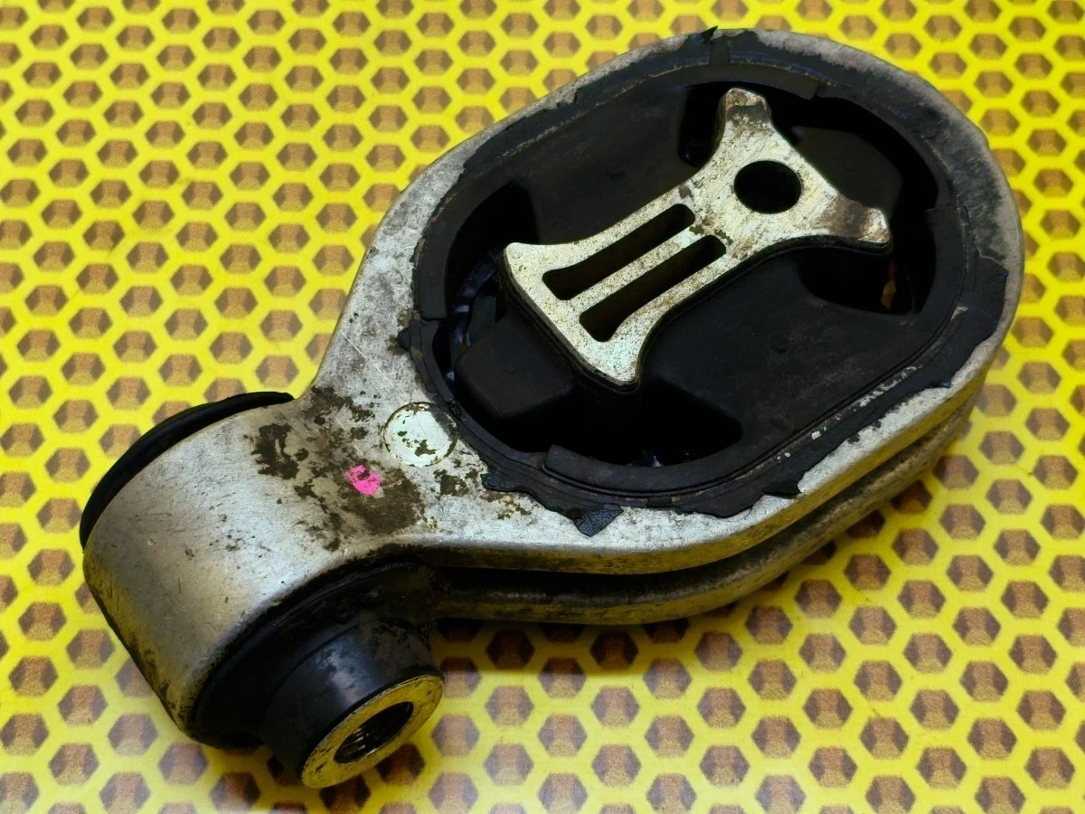 Опора двигателя Nissan Juke 2011 113601KC0A F15 MR16DDT