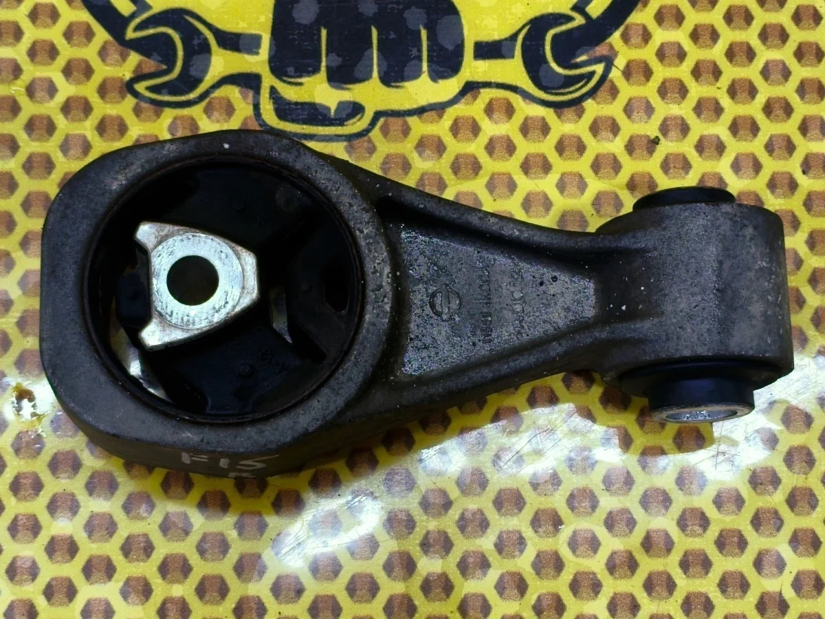 Опора двигателя Nissan Juke 2011 113501KC0A F15 MR16DDT, правая