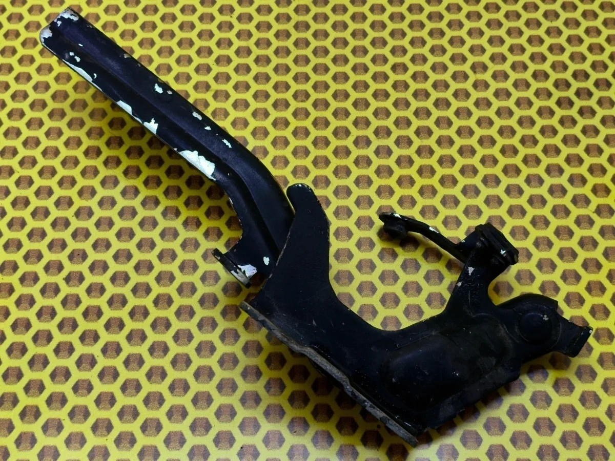 Петля капота Nissan Juke 2011 654011KA0A F15 MR16DDT, левая