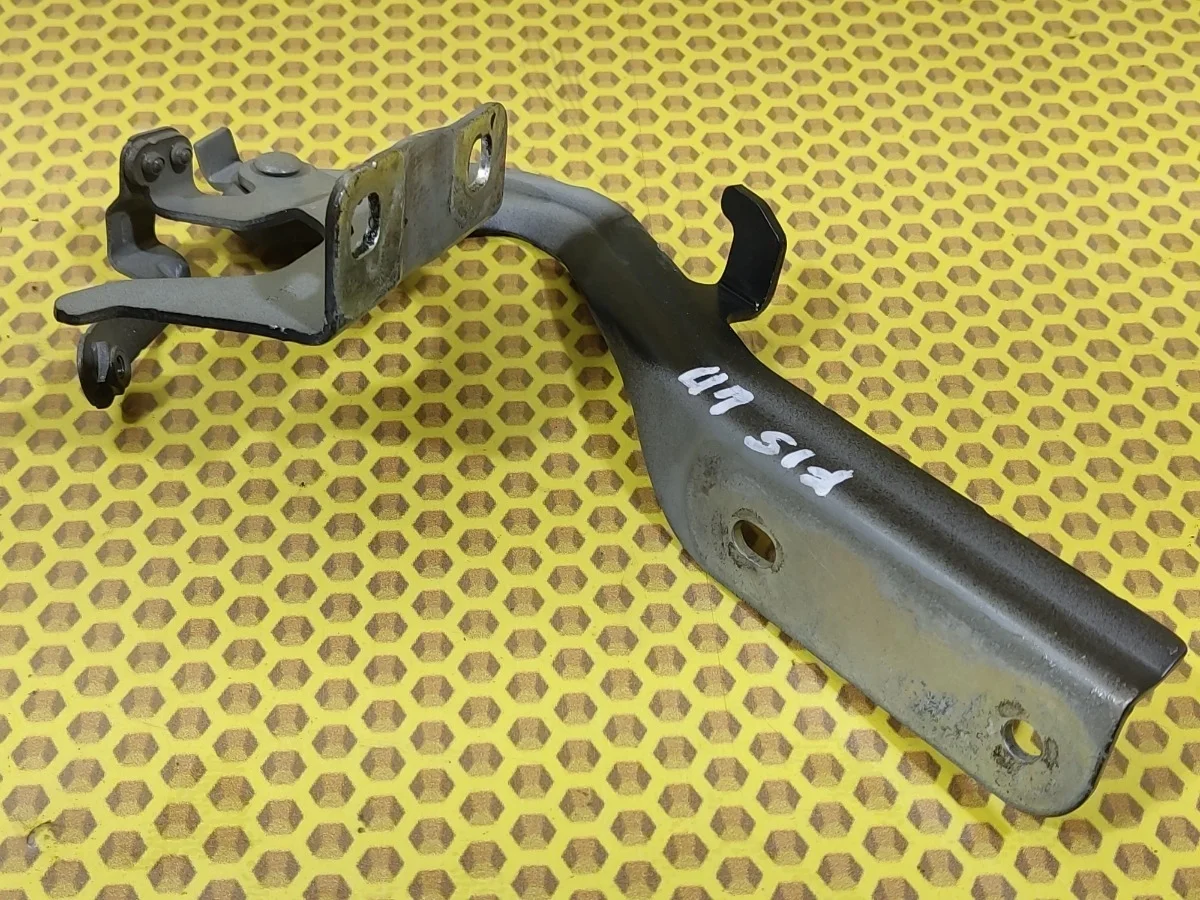 Петля капота Nissan Juke 2014 65401BA60A F15 HR16DE, левая