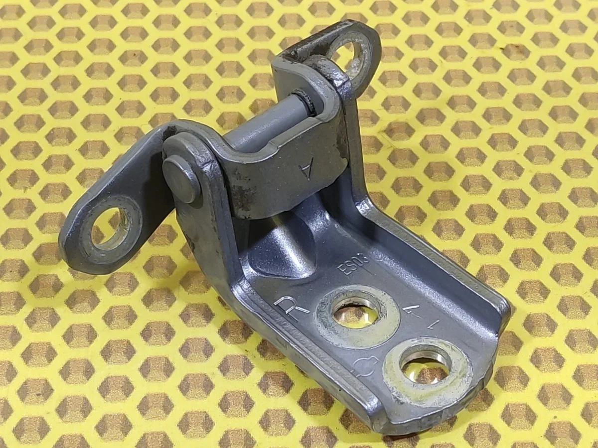 Петля двери задняя нижняя Nissan Qashqai 2011 824212F030 J10 MR20DE, правая