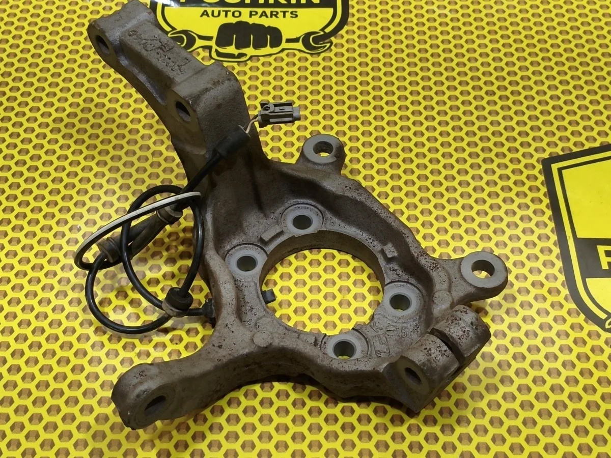 Кулак поворотный Nissan Qashqai 2011 40015JD000 J10 MR20DE, передний левый