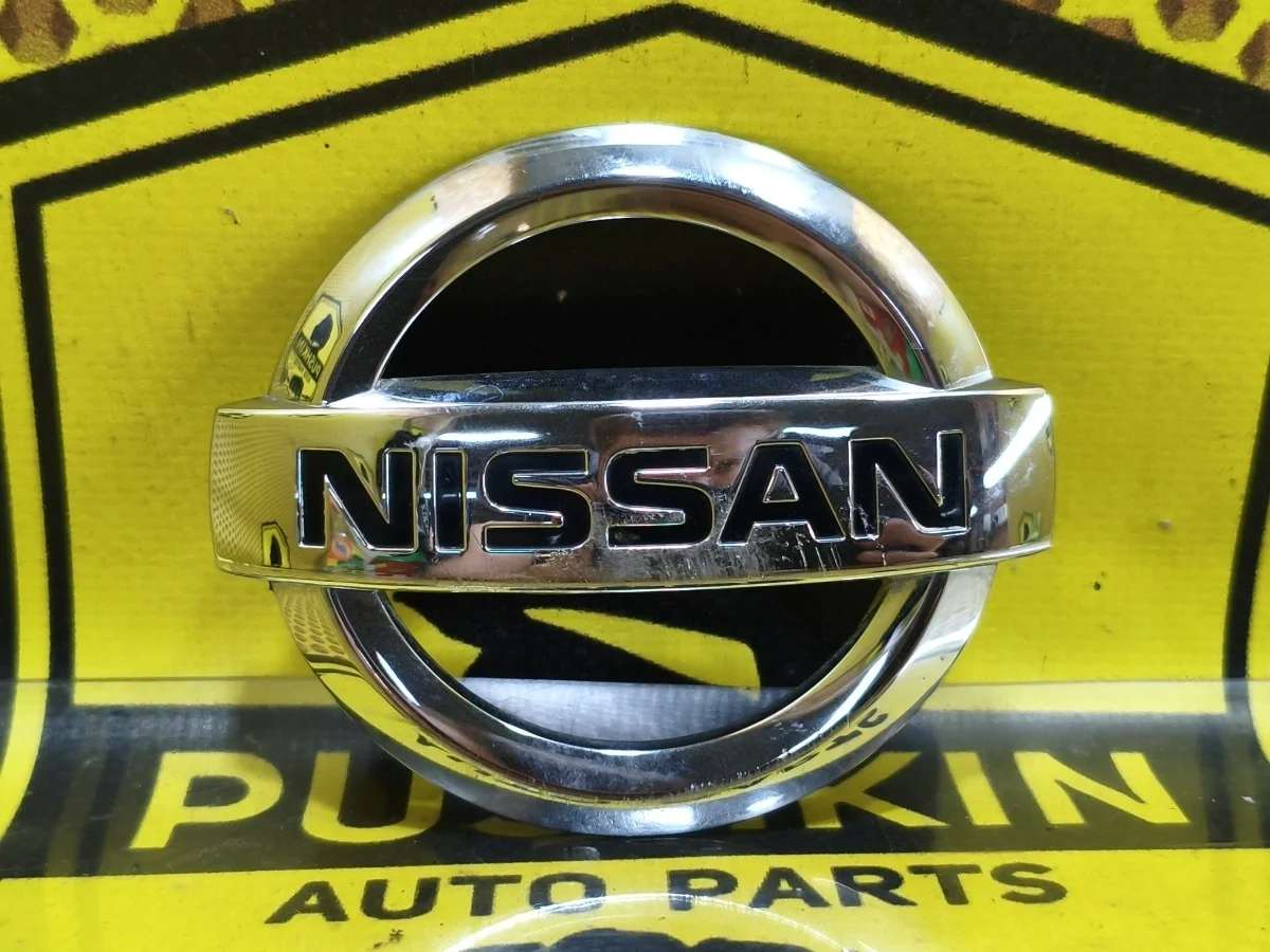 Эмблема крышки багажника Nissan X-Trail 2007 84890JG000 T31 QR25DE