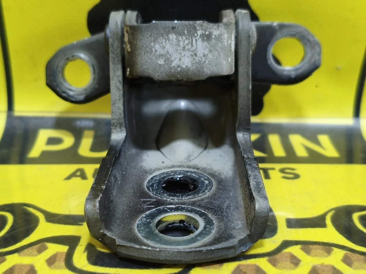 Петля двери передняя верхняя Nissan Tiida 2008 82420ED00B C11 HR16DE, передняя левая
