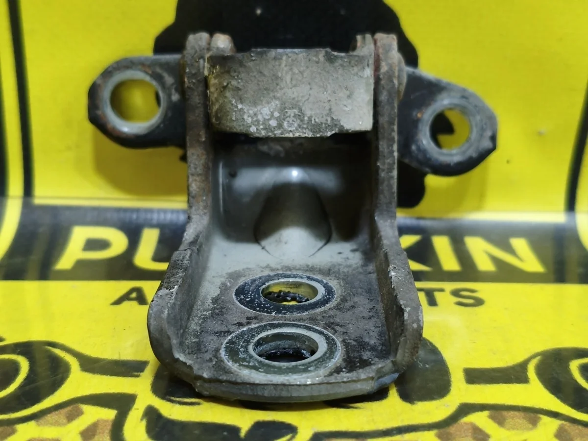 Петля двери передняя нижняя Nissan Tiida 2008 82421ED00B C11 HR16DE, передняя левая