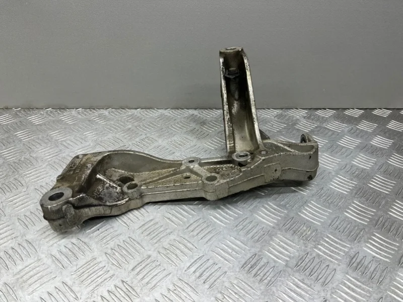 Крепление подрамника Audi A3 8P