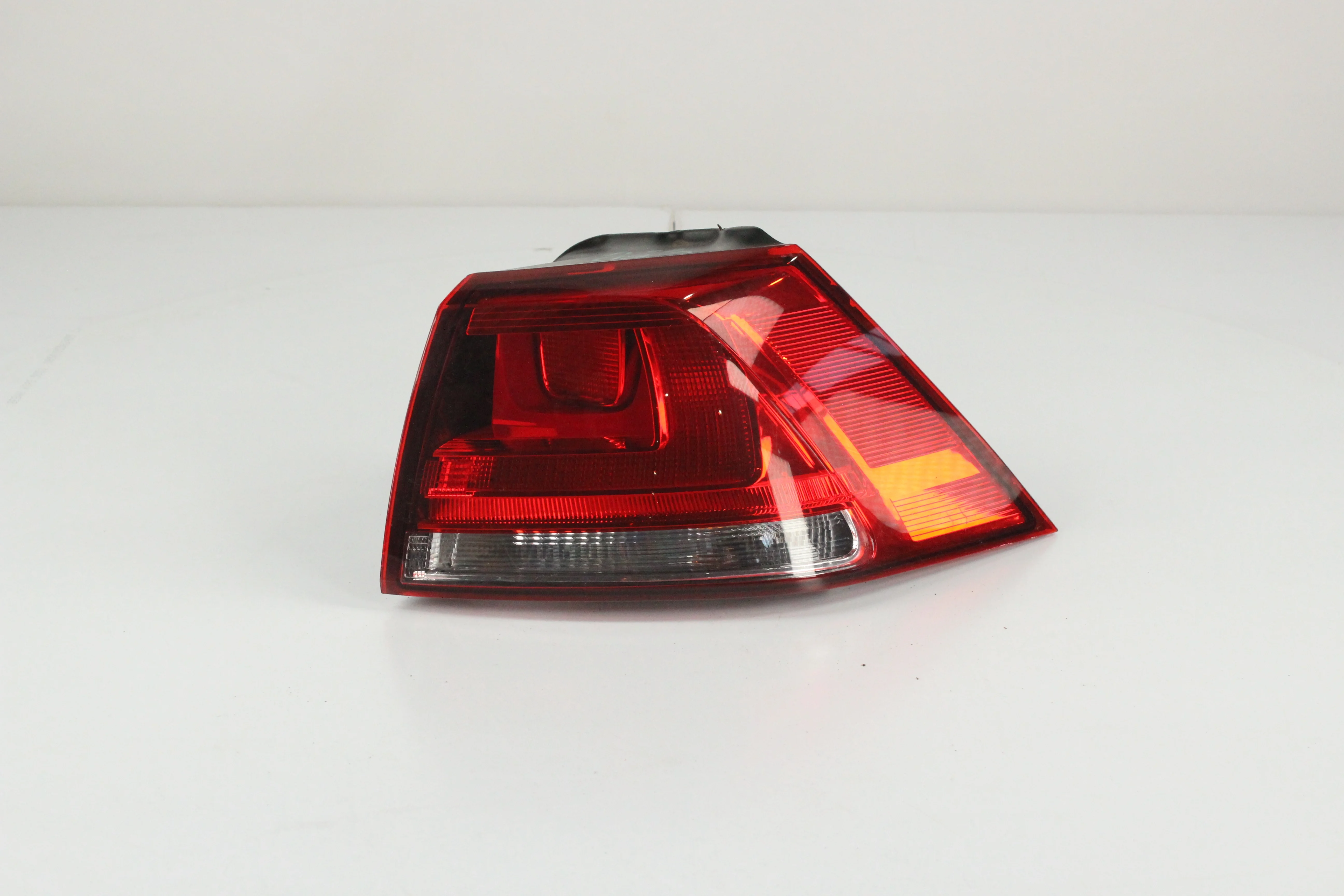 ФОНАРЬ VOLKSWAGEN GOLF 5G1 MK7 90052060A HATCHBACK 1 МОДЕЛЬ ПРАВЫЙ 5G0945096P DY198