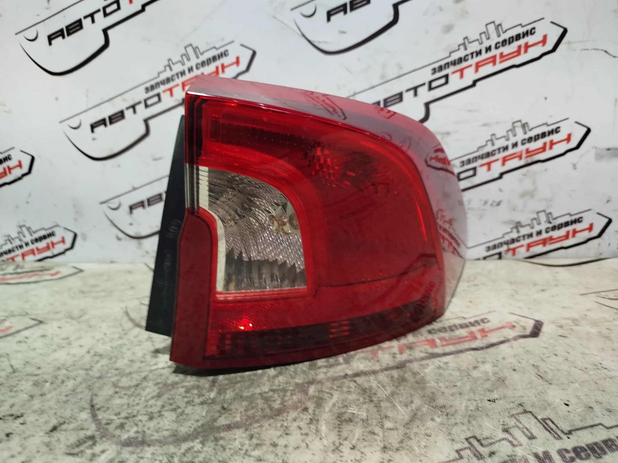 ФОНАРЬ VOLVO S60 FS ПРАВЫЙ 30796268 KB048