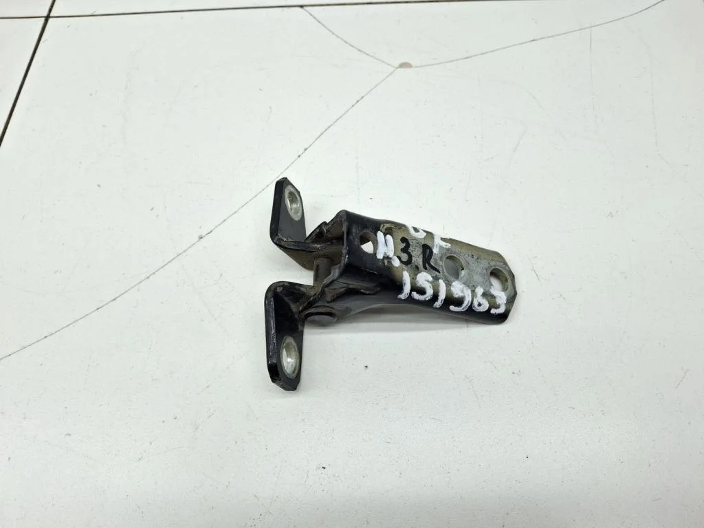 Петля двери задней правой нижняя Mitsubishi Outlander 2014 (GF)