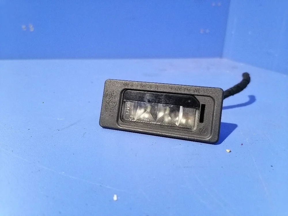 Фонарь подсветки номера Volkswagen Golf Mk7 (2012—2017) 5NA943021