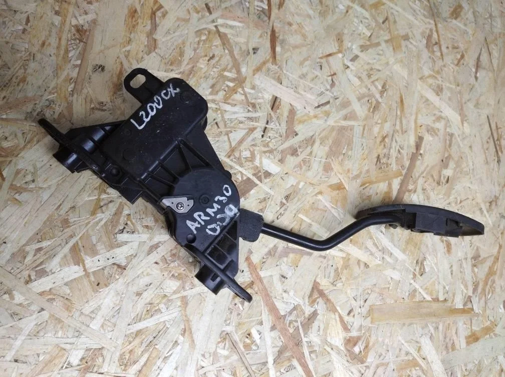 Б.у. педаль газа MITSUBISHI L200 KB4T MITSUBISHI L200 KB4T