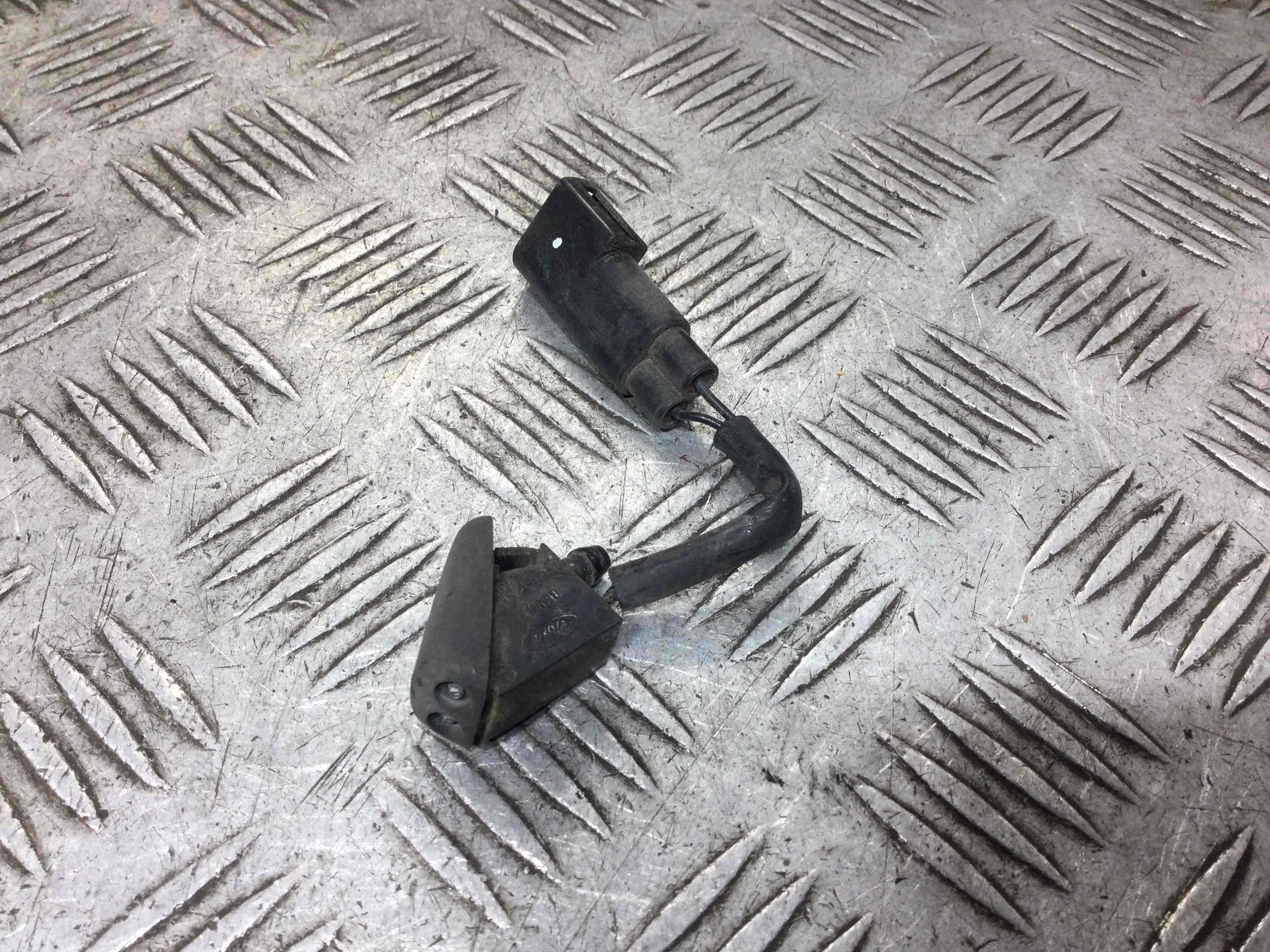 Форсунка омывателя Ford Focus 1 поколение [рестайлинг] (2001-2005) бензин 1.6 i Механика Х/б