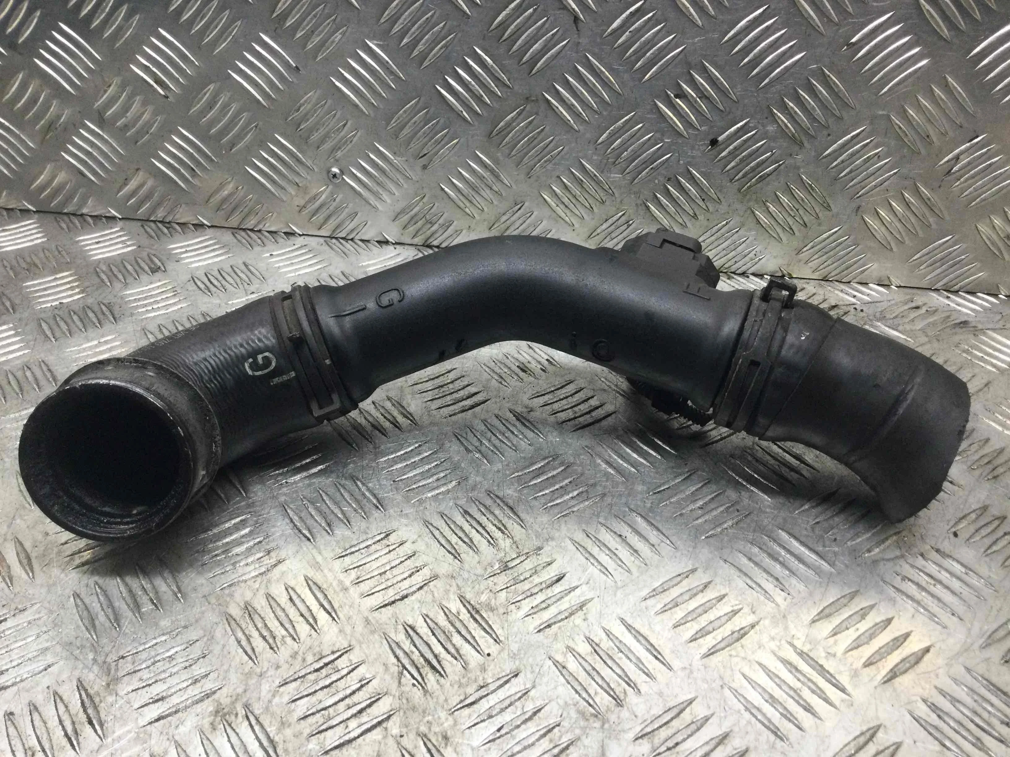 Патрубок интеркулера Volkswagen Sharan 1 поколение [2-й рестайлинг] (2003-2010) дизель 1.9 TDI Механика Минивэн