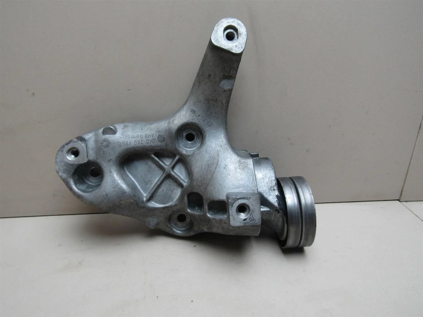 Кронштейн кондиционера VW Passat (B7) 2011-2015  [1K0260885B]  1.4 16V CAX в Вологде