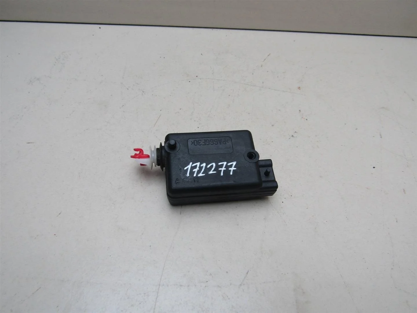 Активатор замка багажника Renault Duster 2012-2021  [7700712901]  1.6  H4M D 430   в Вологде